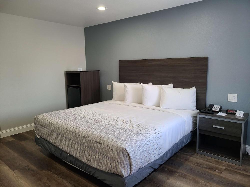 King Room with Roll-In Shower - Disability Access interior